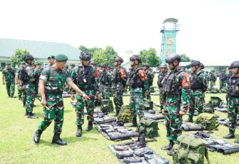 Panglima Divisi Infanteri 2 Kostrad Mayjen TNI Haryanto, S.I.P., M.Tr. (Han)., didampingi para Asisten Kasdivif 2 Kostrad dan Danbrigif 18/Trisula/2 Kostrad meninjau dan memeriksa kesiapan Satgas Pamtas RI–PNG Mobile satuan Yonif 503/Mayangkara/18/2 Kostrad yang bertempat di Mayonif 503/Mayangkara/18/2 Kostrad, Mojosari, Kabupaten Mojokerto, Jawa Timur, Rabu (10/01/2024)