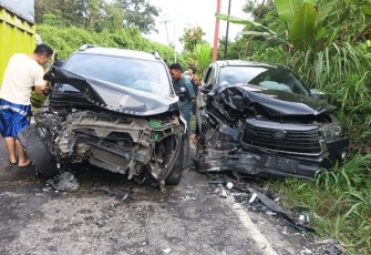 Beginilah kondisi dua unit minibus usai kecelakaan yang terjadi di Desa Huta Holbung, Kecamatan Sayur Matinggi, Kabupaten Tapsel
