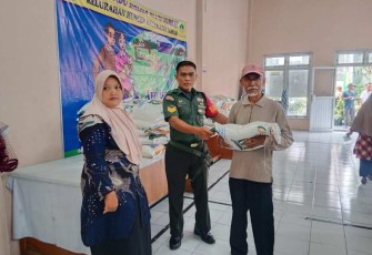 Babinsa saat Kawal Penyaluran Bantuan Beras dari Pemerintah