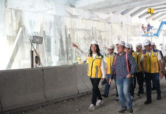 Wakil Menteri Pekerjaan Umum Diana Kusumastuti saat meninjau pembangunan Underpass Joglo di Kota Surakarta, Jawa Tengah, Sabtu (21/12/2024).