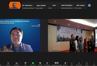 Melalui Zoom acara dibuka Plh. Direktur Sinkronisasi Urusan Pemerintahan Daerah I Ditjen Bina Pembangunan Daerah Kemendagri Gunawan Eko Movianto