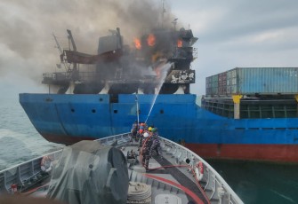 Unsur TNI AL KRI Bubara-868 saat Bantu Padamkan Kebakaran KM Alexindo 8