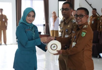 Ketua TP PKK Natuna saat Lantik Tingkat Kecamatan Kabupaten Natuna Tahun 2024