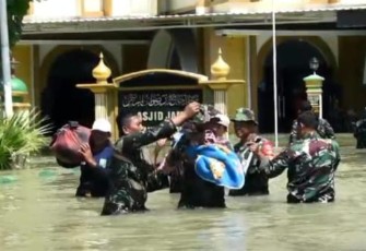 Dandim 0716/Demak Letkol Kav Maryoto bersama 100 personelnya melaksanakan evakuasi dan SAR bagi warga yang terdampak banjir akibat jebolnya beberapa tanggul sungai di wilayah Kecamatan Gajah dan Karanganyar, Kabupaten Demak, Sabtu (10/2/2024)