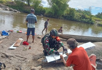 Peduli akan warganya, prajurit Satgas Yonif 310/KK yang berada di Pos Iwur bantu perbaiki sampan milik Gabriel (58) yang rusak di Kampung Kemyoin, Distrik Iwur, Kabupaten Pegunungan Bintang, Rabu (14/2/2024)