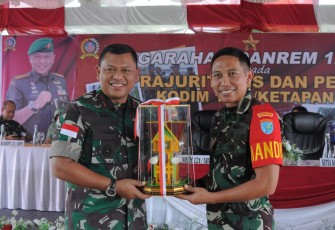 Danrem 121/Abw Brigjen TNI Luqman Arief, S.I.P., dan Ketua Persit KCK Koorcab Rem 121 PD XII Tanjungpura, Ny. Mia Luqman Arief, melaksanakan kunjungan kerja di wilayah Kodim 1203/Ktp, Ketapang, Kalimantan Barat, Sabtu (9/3/2024)