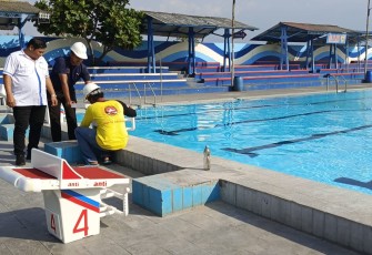 Direktur Utama PUD Aneka Usaha Karanganyar, Samidi, saat memantau persiapan lokasi lomba renang Peparnas di kolam renang Intan Pari Karanganyar, Senin (30/09/2024)