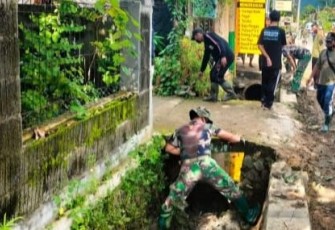 Gotong Royong Bersama Warga Membersihkan Lingkungan