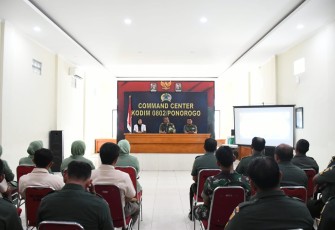 Anggota Kodim 0802/Ponorogo baik Perwira, Bintara, Tamtama dan PNS serta Persit Kartika Chandra Kirana (KCK) Cabang XVI Kodim Ponorogo mengikuti kegiatan penyuluhan kesehatan bertempat di Gedung Pamungkas Kodim 0802/Ponorogo, Senin (08/01/2024)
