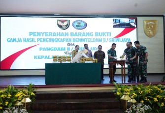 Penyerahan barang bukti Narkoba jenis Ganja Kering seberat 26, 164 kg berdasarkan laporan dari Masyarakat, Palembang, Sumatera Selatan, Selasa (13/02/2024).
