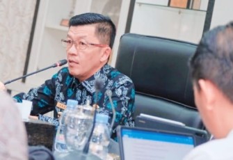 Pj. Wali Kota Tanjungpinang, Hasan, S.Sos saat rapat koordinasi bersama KPU, Bawaslu, Perangkat Daerah terkait serta camat dan lurah, yang dilaksanakan di ruang rapat Raja Haji Fisabilillah, Kantor Wali Kota, Kamis (22/2).