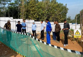 Direktur PUDAM Tirta Lawu Prihanto, bersama sejumlah anggota Kejari Karanganyar yang melakukan pendampingan terhadap pembangunan gedung PTC saat melakukan Mutual Check Awal (MC 0), Selasa (2/7/2024)