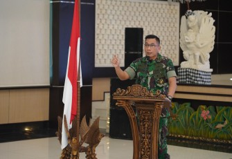 Kapendam IX/Udayana Kolonel Agung Udayana, S.E.,M.M., saat menyampaikan materi evaluasi bidang Penerangan dengan menekankan pentingnya adaptasi di era digital.