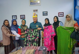 Gubernur Rohidin Mersyah saat meninjau produk hasil pelatihan berupa kain Besurek.