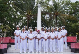 Kaset Lanudal Biak Letda Laut (T) M. Sugiyarto mewakili Komandan Lanudal Biak Letkol Laut (P) Anang Adhi Purwonugroho memimpin Prajurit Lanudal Biak pada Ziarah Taman Makam Pahlawan Cendrawasih dalam rangka Hari Dharma Samudera Jl. Raya Bosnik, Ds. Manswam, Kec. Biak Kota, Kab. Biak-Numfor, Jum'at (12/1/24)