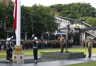 Kaskostrad saat Pimpin Upacara 17-an Bulan Januari di Makostrad