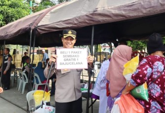 AKBP Yasir Ahmadi, SIK, MH, Kapolres Tapanuli Selatan (Tapsel), menginisiasi program beli sepaket sembako murah bagi masyarakat di bulan suci Ramadan 1445 Hijriah, maka gratis satu pakaian (baju/celana), Jumat (15/03/2024)