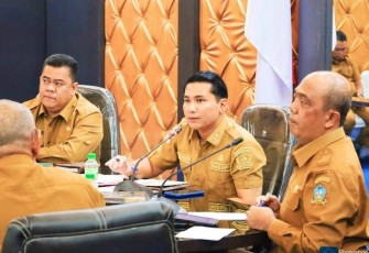 Wakil Bupati Bintan Ahdi Muqsith didampingi Sekretaris Daerah Ronny Kartika saat memimpin Rapat Staf dengan seluruh OPD dan Camat se Kabupaten Bintan, Senin (04/03) di Ruang Rapat II Bandar Seri Bentan.