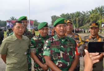 Danrem 023/KS Kolonel Inf Lukman Hakim yang juga sebagai Dansatgas Pamwil saat memimpin apel gelar pasukan Pengamanan VVIP dalam rangka kunjungan kerja Presiden RI ke wilayah Kabupaten Padang lawas Utara, Provinsi Sumatera Utara, Kamis (14/03/2024)