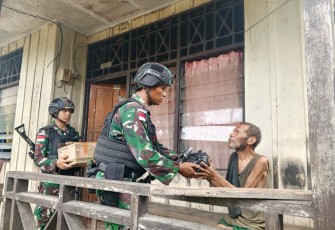  Satgas Yonif 310/KK saat Bagikan Sembako ke Warga Batom