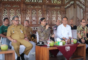 Gus Halim saat bertemu dengan pendamping desa se-Banjarnegara dan pengelola BUMDes di Pendopo Desa Wisata Pagak, Kecamatan Purwareja Klampok, Banjarnegara, Jawa Tengah.