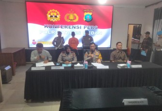 Kapolrestabes Medan Kombes Pol Dr  Teddy John Sahala Marbun SH MHum didampingi Kasat Reskrim Kompol Jama Kita Purba dan Kapolsek Medan Barat Kompol Rosa Piliang di Mapolrestabes Medan, Selasa (30/1/2024).
