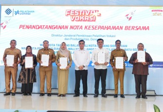 Menaker Yassierli saat membuka 'Festival Vokasi 2024' bertema 'Menyatukan Talenta dengan Membangun Ketenagakerjaan yang Inklusif', di Balai Besar Pelatihan Vokasi dan Produktivitas (BBPVP) Medan, Sumatera Utara, Senin (23/12/2024). 