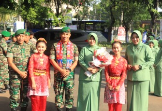 Dandim 0505/Jakarta Timur Letkol Arm Suyikno,S,Sos,M,Si, Menyambut kunjungan kerja Danrem 051/WKT, Brigjen TNI Riyanto S.I.P, bersama Ketua Persit Kartika Chandra Kirana Koorcab Rem 051 PD Jaya Ny. Nanik Riyanto dan rombongan untuk silaturahmi tatap muka dihadapan para prajurit, PNS dan Persit Kartika Chandra Kirana Cabang XIX Kodim 0505
