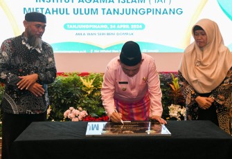 Gubernur Kepulauan Riau H. Ansar Ahmad meresmikan Institut Agama Islam Miftahul Ulum (IAI-MU) Tanjungpinang yang ditandai dengan penandatanganan prasasti di Aula Wan Seri Beni, Dompak, Tanjungpinang, Rabu (24/04)