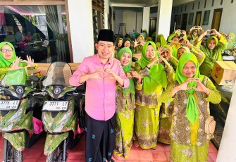 Gus Fawait saat menyerahkan 74 unit sepeda motor kepada pengurus Muslimat NU Cabang Kencong sebagai bentuk apresiasi atas peran besar mereka di masyarakat.