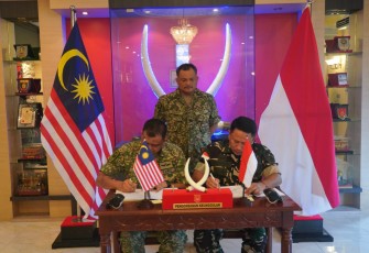 Wadan Kolakops Rem 121/ABW Tandatangani Risalah Hasil Unit Commanders Meeting Seri 1/2024 di Serawak Malaysia 