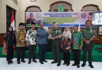 Komandan Korem 064/MY Brigjen TNI Fierman menyampaikan Kuliah itu bukan untuk mencari pekerjaan tapi diajarkan menata pola pikir yang tadinya tidak mengerti cara mengerjakan sesuatu sehingga kita berkembang, sambutan Danrem 064/MY saat membuka Sosialisasi dan Rekrutmen Mahasiswa Baru Universitas Bina Bangsa. di Korem 064/MY, Kamis.(01/08/2024)