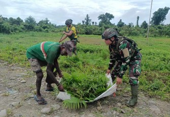 Warga Semangat Kerja Bakti Bersama Satgas TNI Bersihkan Kampung Mumugu 