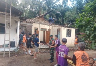 Babinsa dan Warga Bersatu Bersihkan Rumah Terbakar di Munjungan
