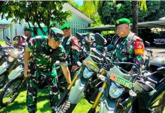 Danrem 131/Bitung, Brigjen TNI Martin Susilo Martopo Turnip, S.H.,M.H saat memimpin apel gelar pasukan dan pengecekan personil dan sarana prasarana pengamanan Pilkada serentak 2024