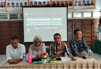 KPU Kota Bitung saat menggelar konferensi pers penetapan dua nama pasangan calon walikota dan wakil walikota Bitung pada pilkada serentak 2024