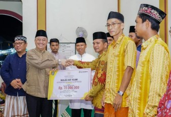 Pemprov Bengkulu di wakii Asisten II Setda Bengkulu R. A Denny Memberikan Bantuan Ratusan Juta