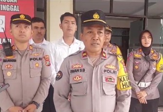 Kasi Humas Polres Bitung, Iptu Iwan Setiyabudi,S.Sos saat dengan di dampingi sejumlah PJU Polres Bitung saat memberikan kata dukungan buat Kapolres Bitung AKBP Tommy Bambang Souissa, SIK kepada sejumlah wartawan