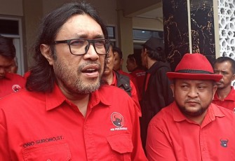 Ketua DPD PDIP Jabar Ono Surono saat diwawancarai awak media.