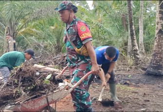 Anggota Kodim 0408/BS-Kaur saat gotong royong Percepat Pembangunan Rumah Warga Tak Mampu