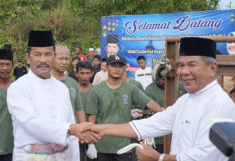 Kepala BP Batam/Walikota Batam, Muhammad Rudi menyerahkan secara simbolis hewan qurban, pada Senin (17/6/2024). 