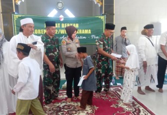 Korem 052/Wijayakrama terus dilakukan untuk membantu anak anak yatim dan kaum dhuafa yang kali  ini diwakili oleh Kasiter Kasrem 052/Wkr, Kolonel Arm Mulyadi S.IP. di Yayasan Yatim Piatu Darunnas, alamat Jl. Balaraja - Kresek, Kp. Bojong Rt. 020/001 Desa. Kresek, Kec Kresek, Kab Tangerang, Jumat (5/1/2024)