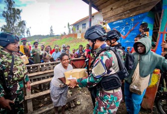 Dansatgas Yonif 310/KK saat berikan bantuan ke warga