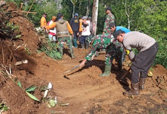 Koramil 07/Kare mengerahkan anggotanya untuk bersama-sama warga Desa dan instansi terkait melaksanakan kerja bakti dengan bergotong-royong membersihkan jalan yang tertutup material tanah longsor. Selasa (9/1/2024)
