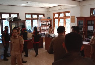 Sejumlah Satuan Khusus Pemberantasan Korupsi Kejaksaan Manggarai Barat Sedang Melakukan Penggeledahan Di Ruangan Bendahara Dinas PKO