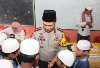 Para santri tampak berebut menyalami Kapolres Tapsel, AKBP Yasir Ahmadi, usai memberi motivasi di Yayasan Pendidikan Darul Akhiroh.