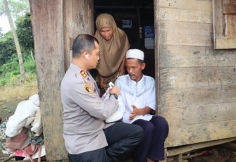 AKBP Yasir Ahmadi, SIK, MH, santuni dua warga Pra Sejahtera di Desa Aek Godang, Kecamatan Hulu Sihapas, Kabupaten Padang Lawas Utara (Paluta), Senin (25/03/2024)