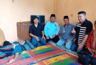 Pejuang duafa membantu Bapak Takdir Ilahi yang menderita tumor ganas di matanya, warga Jalan Gambas, Kelurahan Siumbut Baru, Kecamatan Kisaran Timur, Kabupaten Asahan, Rabu (24/1/2024).