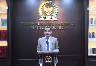 Anggota DPR RI, Rudianto Lallo yang bertindak sebagai Kuasa Hukum DPR, saat mengikuti Sidang Pleno MK perkara 135 UU Pemilu yang disampaikan secara virtual di Gedung DPR, Jakarta.