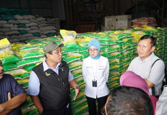 Ketua Komisi IV DPR RI Sudin bersama NFA saat tinjau gudang Bulog Sendangsari Bantul, Yogyakarta